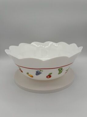 Arcopal France milk glass bowl features a scalloped edge of “Fruits de France”